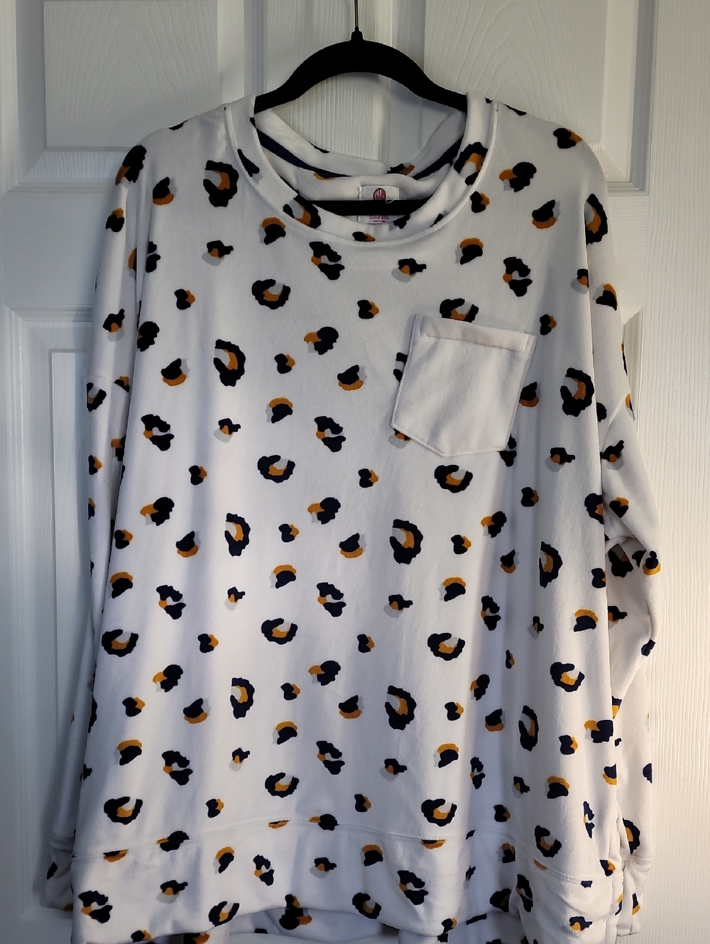 Women’s White Leopard Print Pullover Sweatshirt with Pocket